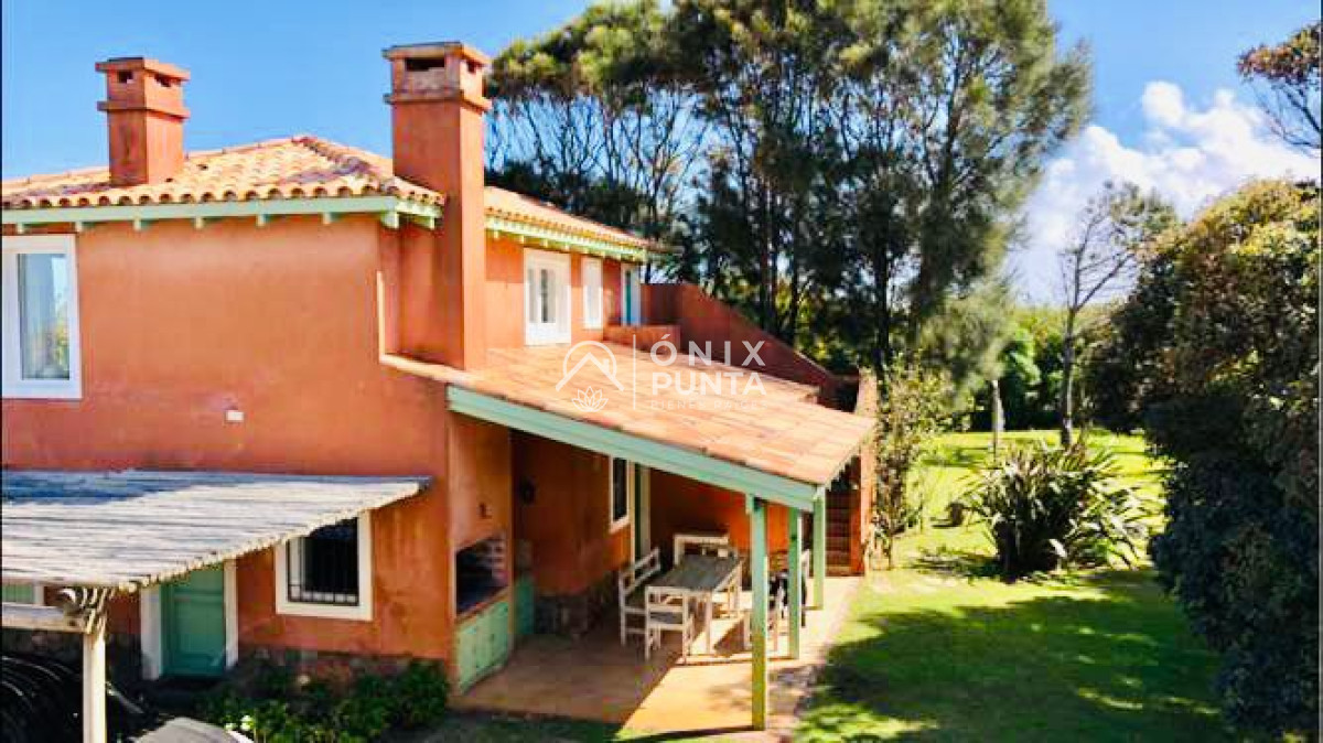 Casa ID.73 - Venta de casa amplia de construcción sólida sobre primera fila de Mar en La Juanita, José Ignacio
