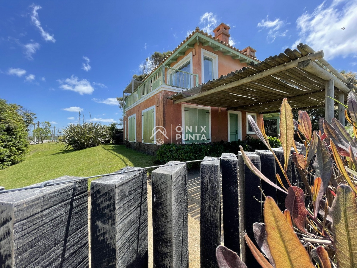 Casa ID.73 - Venta de casa amplia de construcción sólida sobre primera fila de Mar en La Juanita, José Ignacio
