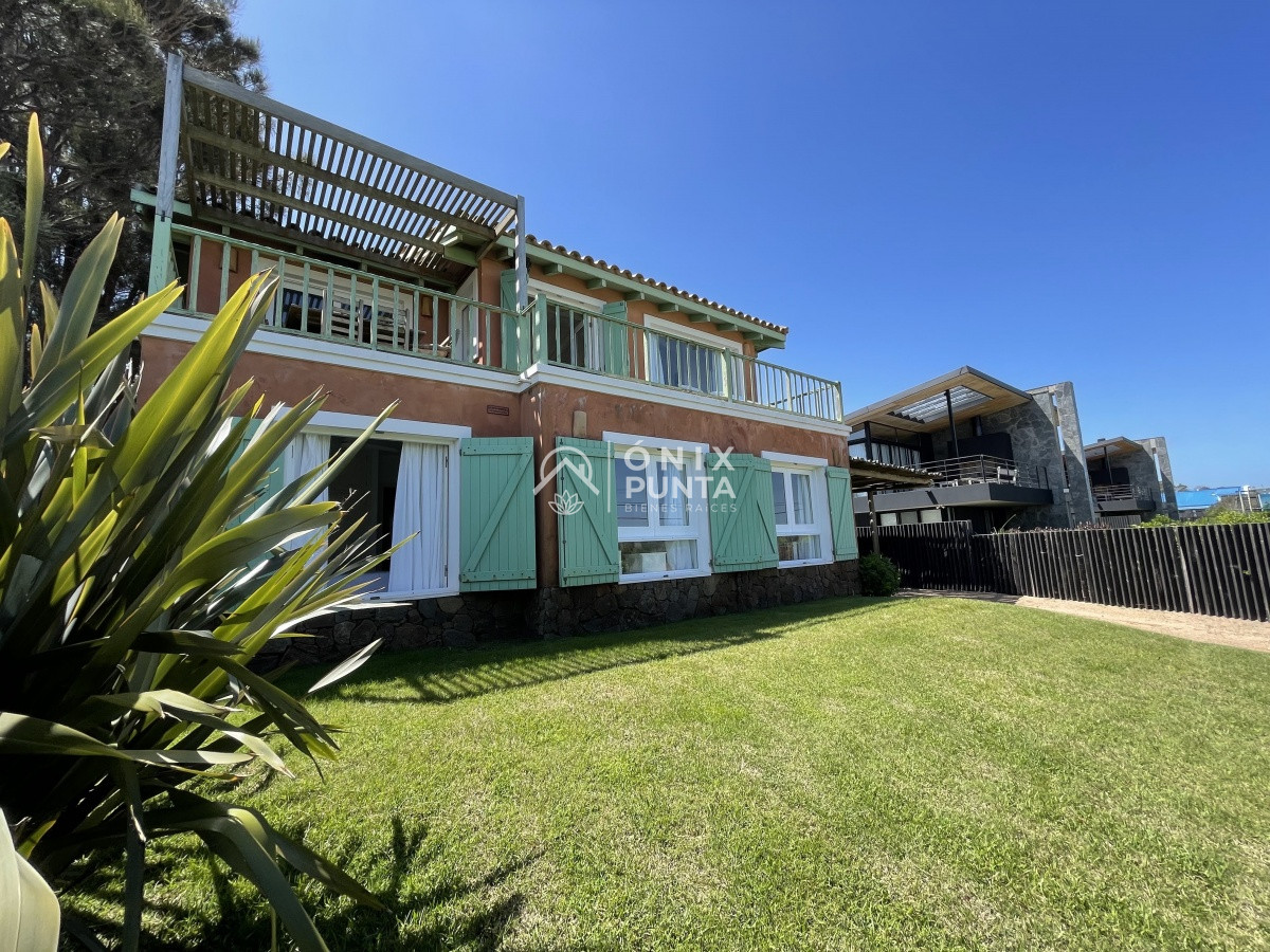 Casa ID.73 - Venta de casa amplia de construcción sólida sobre primera fila de Mar en La Juanita, José Ignacio