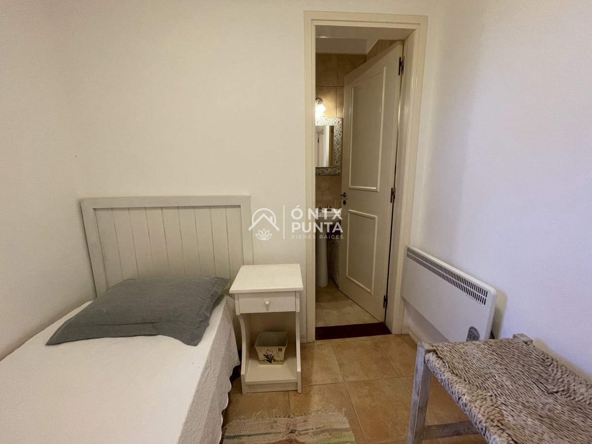 Casa ID.73 - Venta de casa amplia de construcción sólida sobre primera fila de Mar en La Juanita, José Ignacio