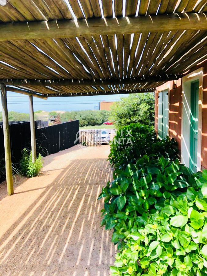 Casa ID.73 - Venta de casa amplia de construcción sólida sobre primera fila de Mar en La Juanita, José Ignacio
