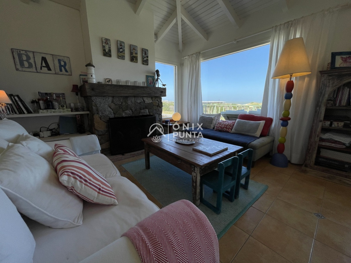 Casa ID.73 - Venta de casa amplia de construcción sólida sobre primera fila de Mar en La Juanita, José Ignacio