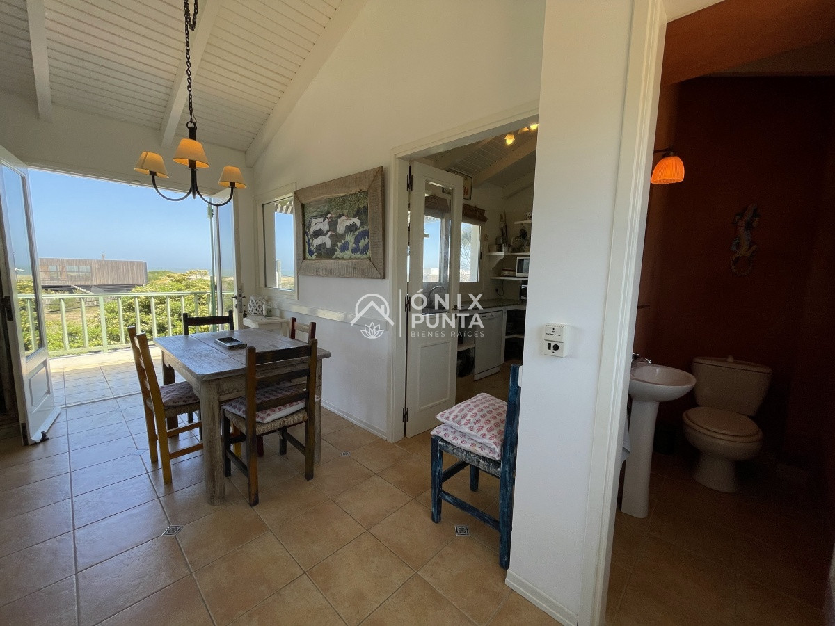 Casa ID.73 - Venta de casa amplia de construcción sólida sobre primera fila de Mar en La Juanita, José Ignacio