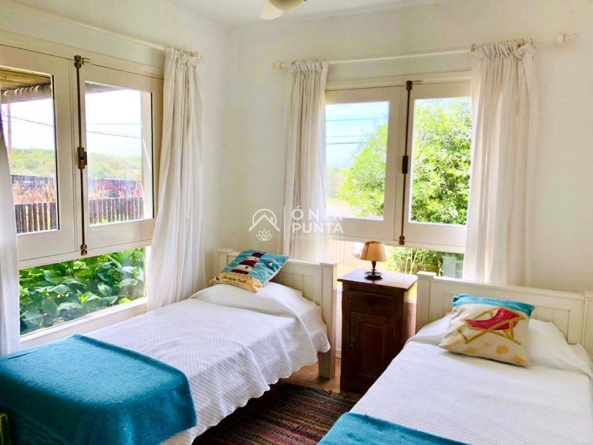 Casa ID.73 - Venta de casa amplia de construcción sólida sobre primera fila de Mar en La Juanita, José Ignacio