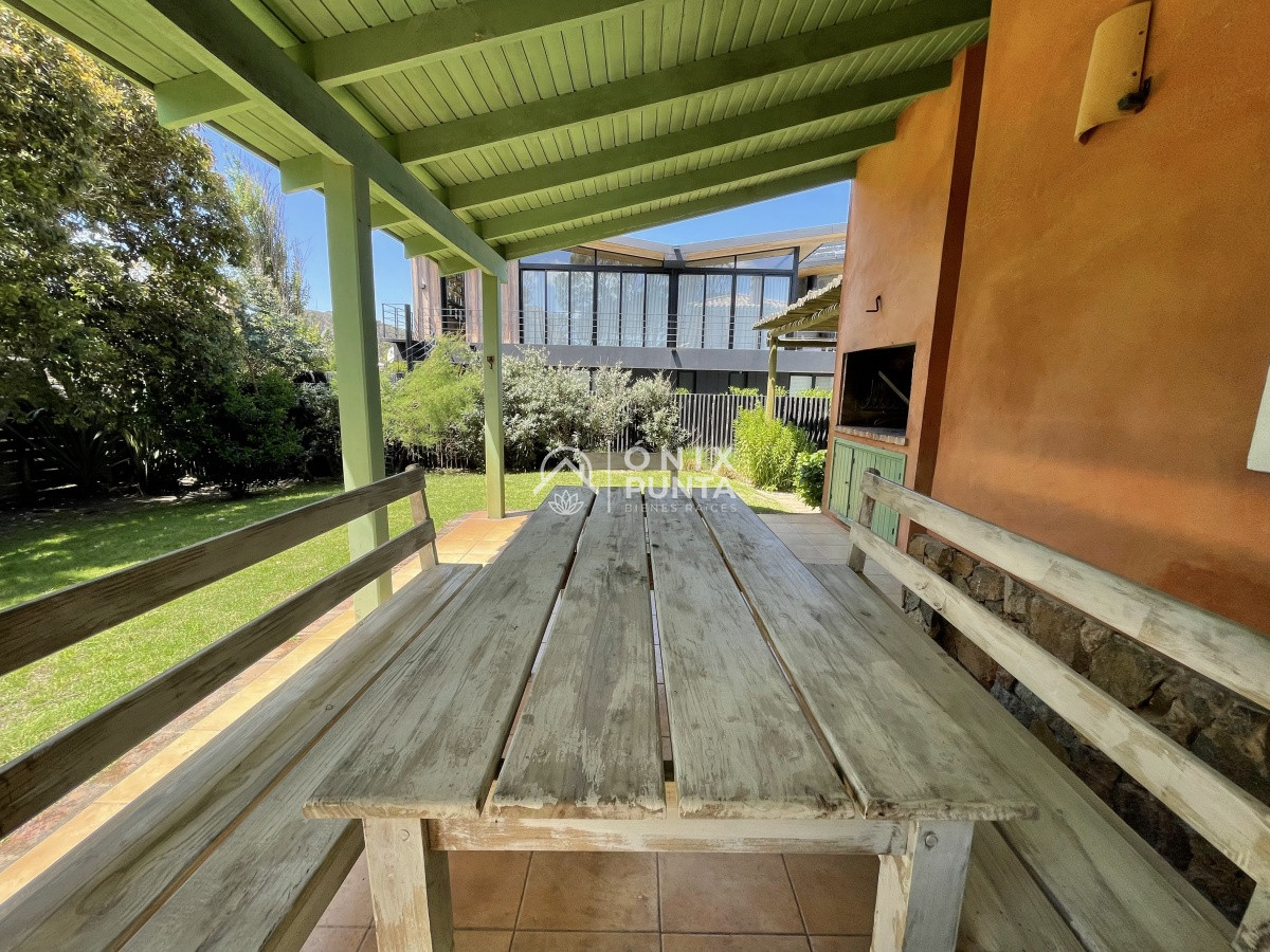Casa ID.73 - Venta de casa amplia de construcción sólida sobre primera fila de Mar en La Juanita, José Ignacio