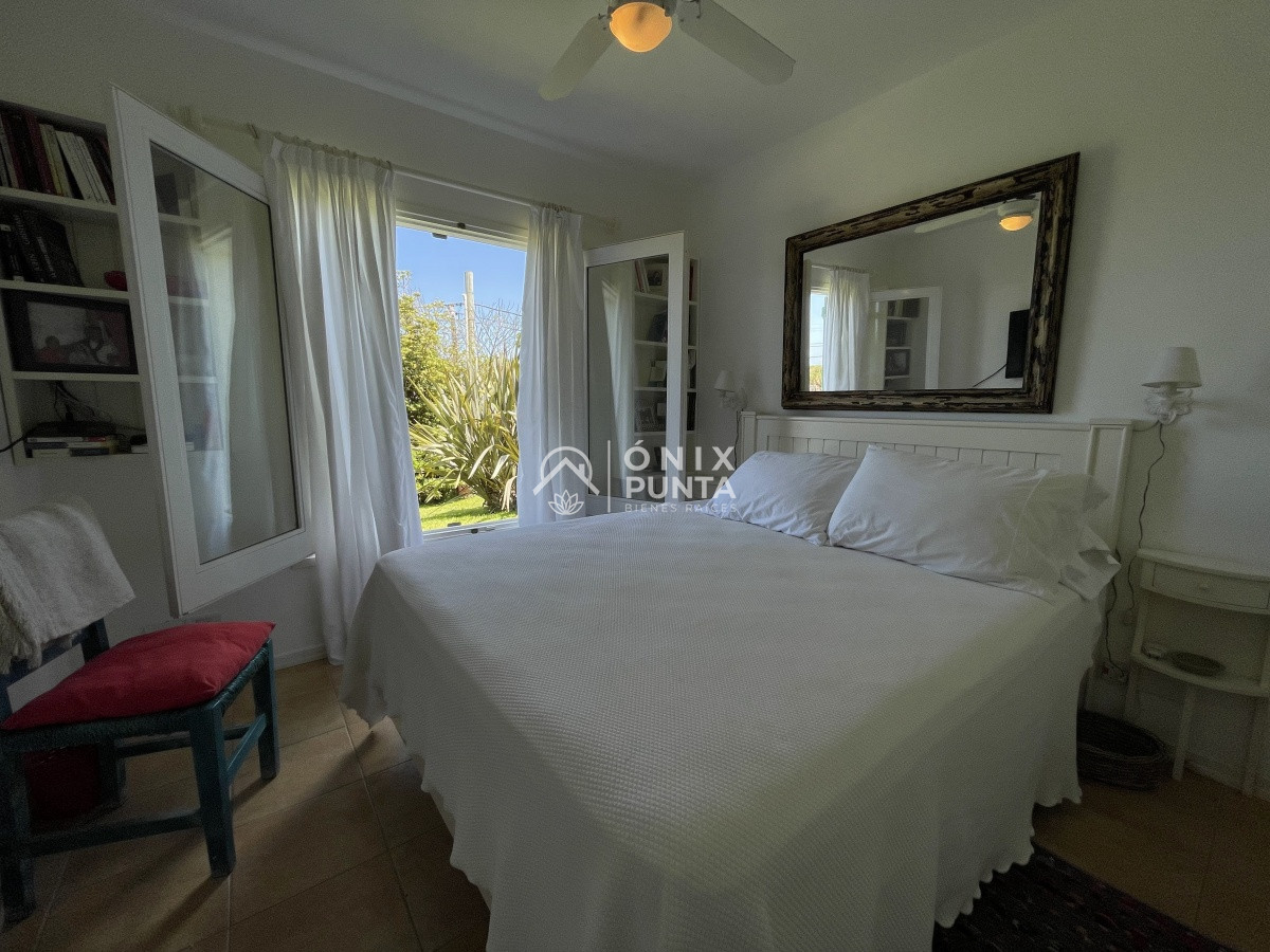Casa ID.73 - Venta de casa amplia de construcción sólida sobre primera fila de Mar en La Juanita, José Ignacio