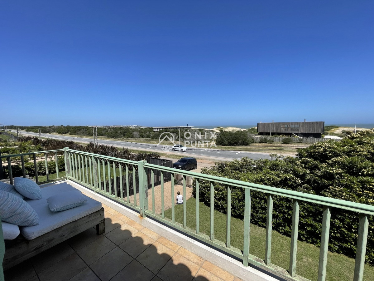 Casa ID.73 - Venta de casa amplia de construcción sólida sobre primera fila de Mar en La Juanita, José Ignacio
