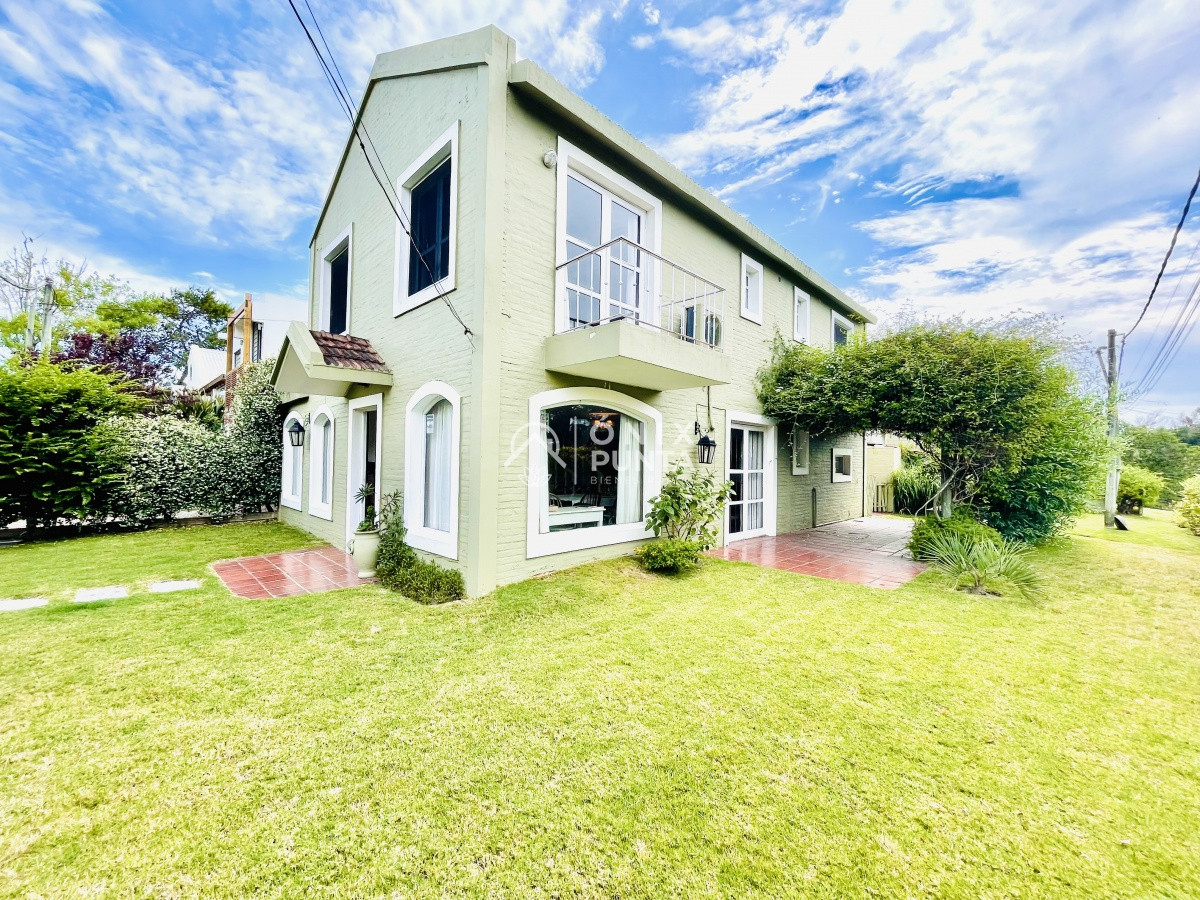 Casa ID.63 - Casa de 4 Dormitorios en La Barra, Punta del Este