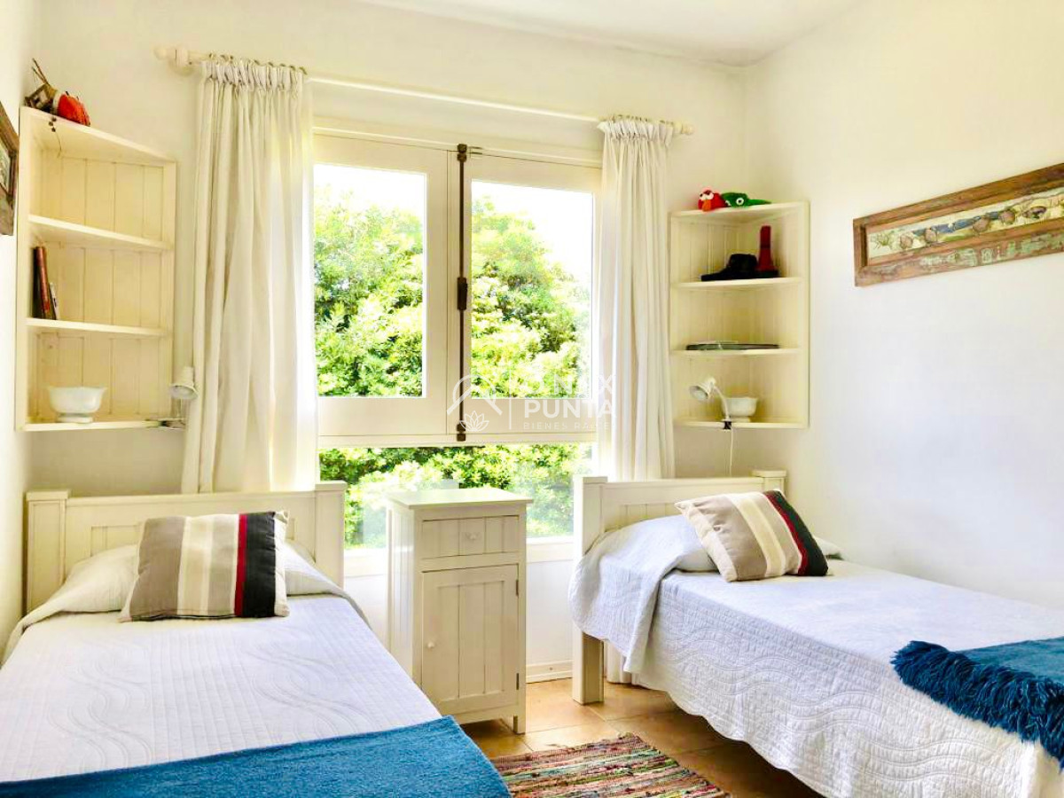 Casa ID.73 - Venta de casa amplia de construcción sólida sobre primera fila de Mar en La Juanita, José Ignacio