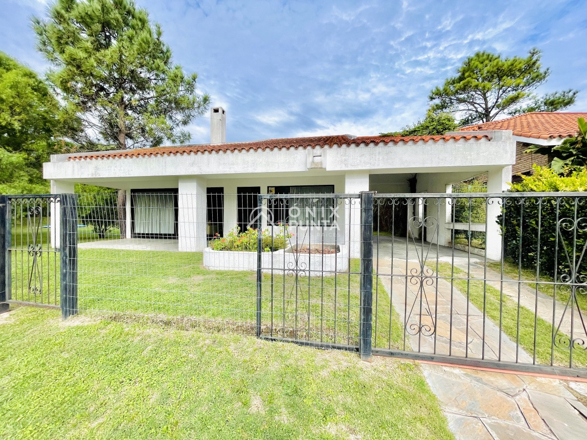 Casa ID.75 - Casa de 4 Dormitorios, Parrillero y Piscina a pocos metros del Mar - Playa Mansa