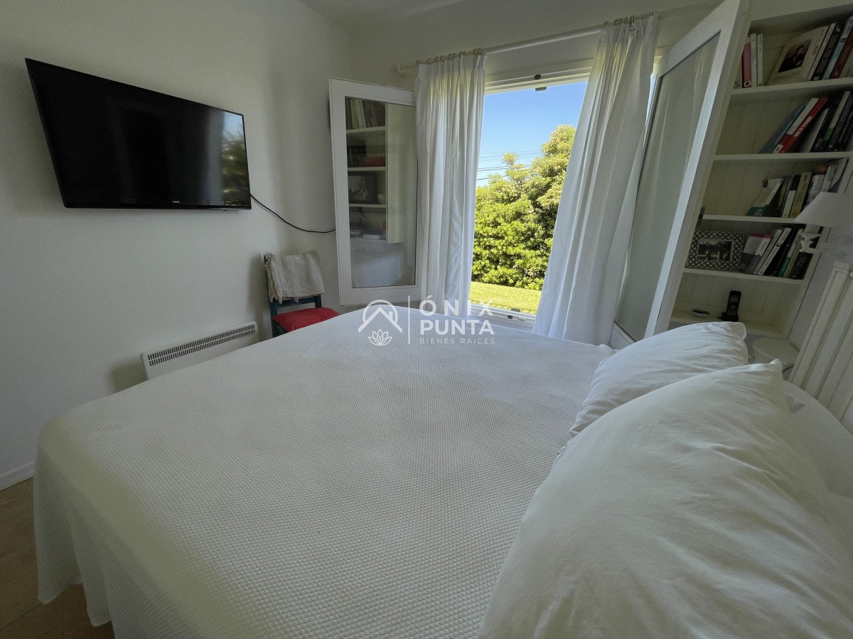 Casa ID.73 - Venta de casa amplia de construcción sólida sobre primera fila de Mar en La Juanita, José Ignacio