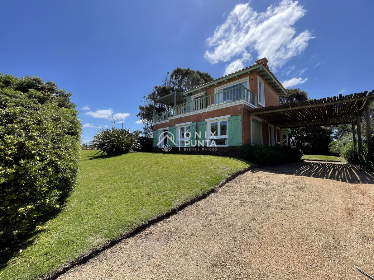 Casa ID.73 - Venta de casa amplia de construcción sólida sobre primera fila de Mar en La Juanita, José Ignacio