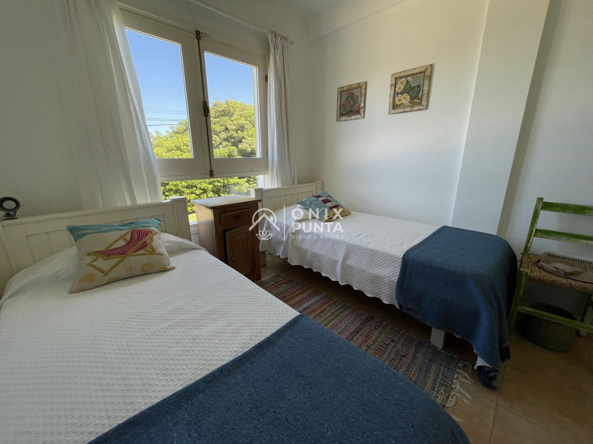 Casa ID.73 - Venta de casa amplia de construcción sólida sobre primera fila de Mar en La Juanita, José Ignacio