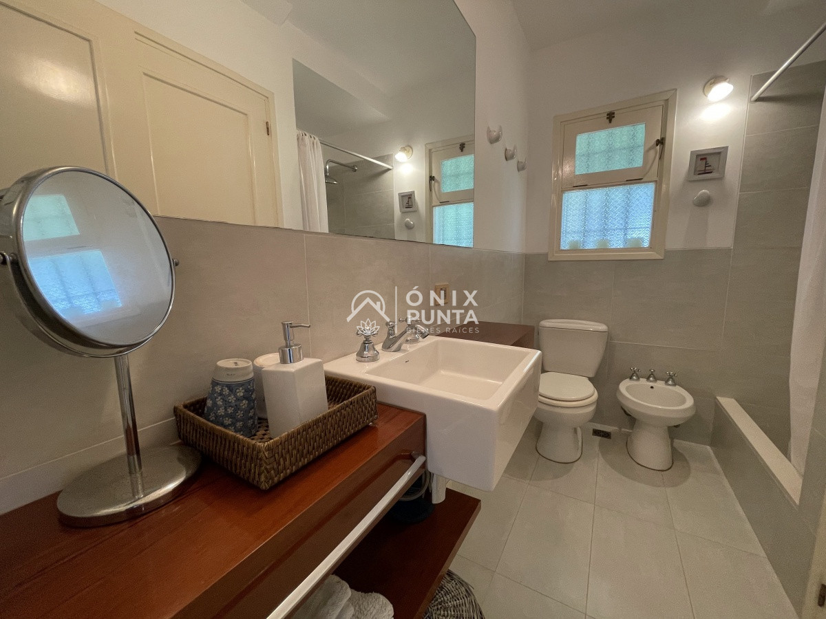 Casa ID.73 - Venta de casa amplia de construcción sólida sobre primera fila de Mar en La Juanita, José Ignacio