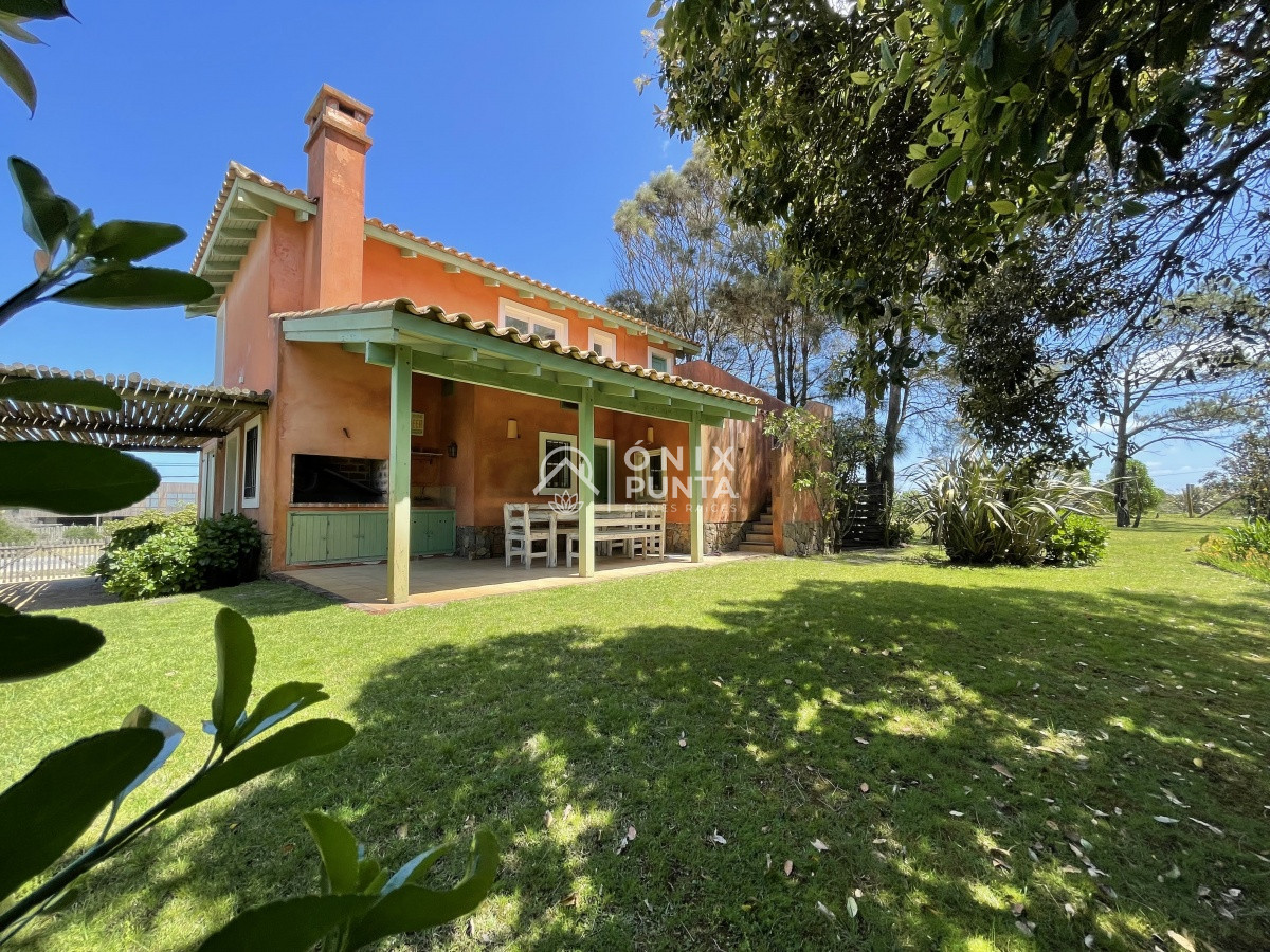 Casa ID.73 - Venta de casa amplia de construcción sólida sobre primera fila de Mar en La Juanita, José Ignacio