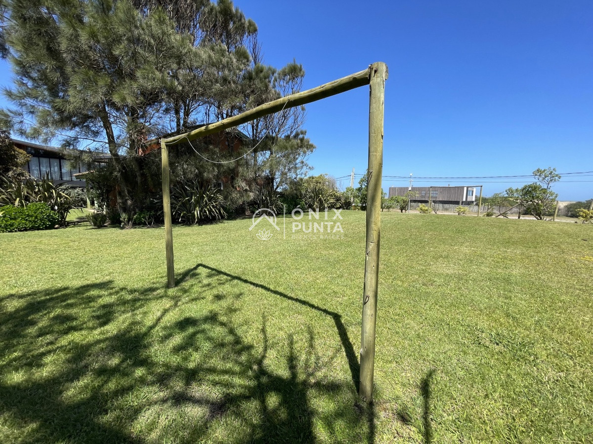 Casa ID.73 - Venta de casa amplia de construcción sólida sobre primera fila de Mar en La Juanita, José Ignacio