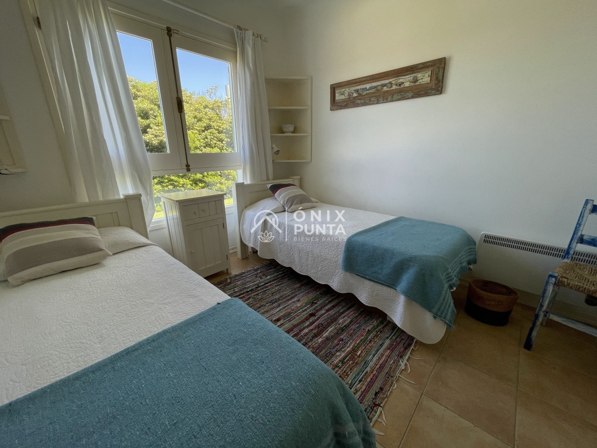 Casa ID.73 - Venta de casa amplia de construcción sólida sobre primera fila de Mar en La Juanita, José Ignacio