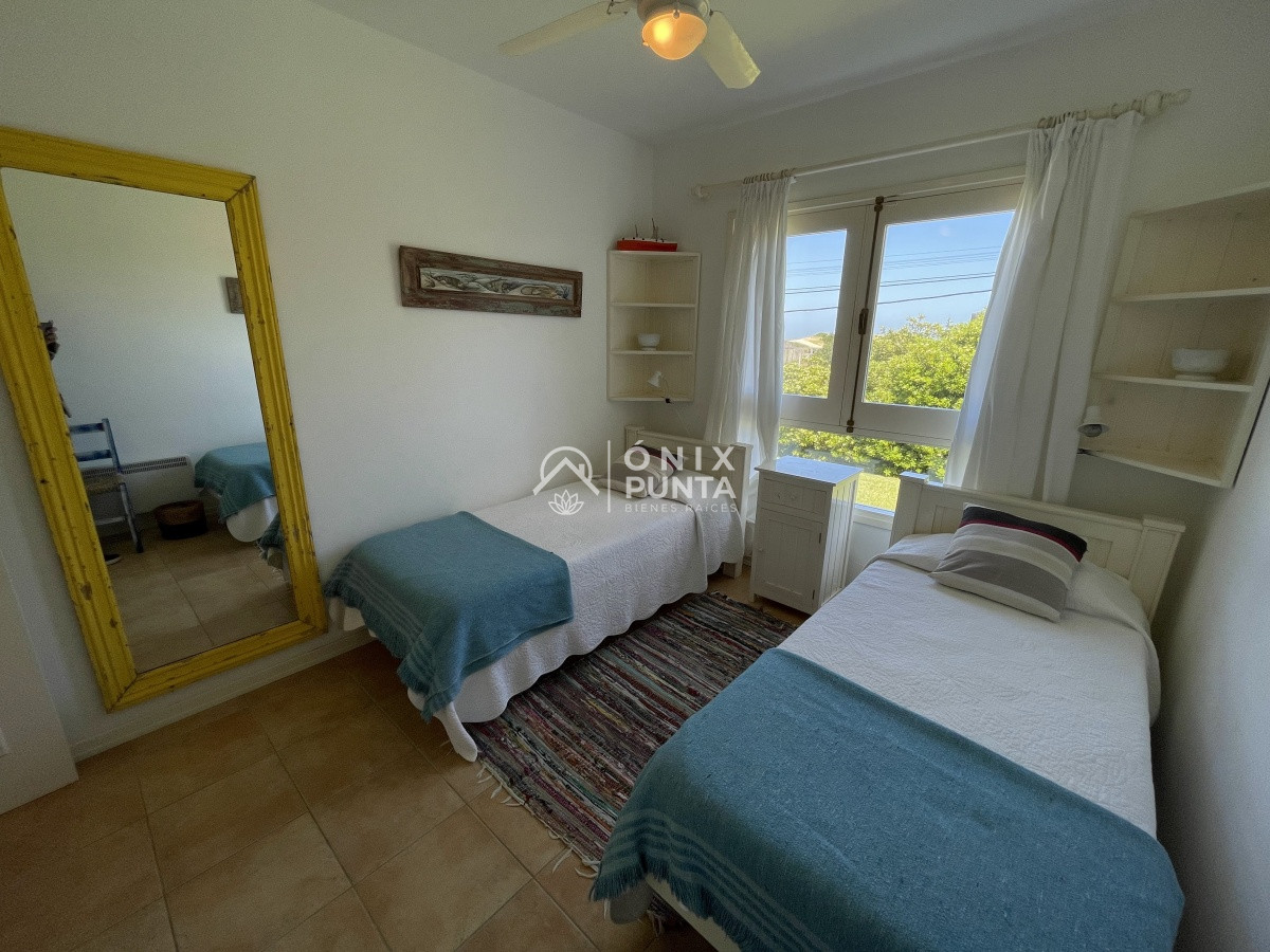 Casa ID.73 - Venta de casa amplia de construcción sólida sobre primera fila de Mar en La Juanita, José Ignacio