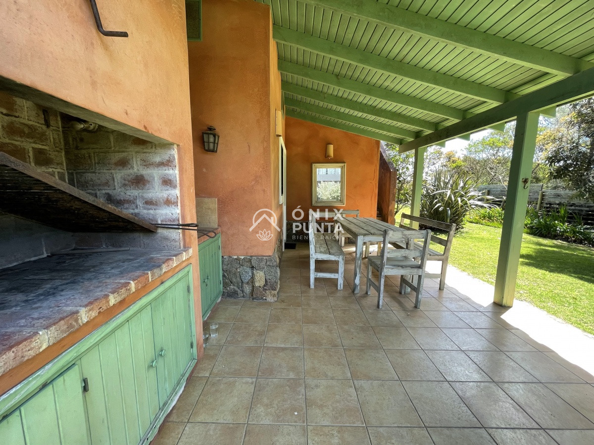 Casa ID.73 - Venta de casa amplia de construcción sólida sobre primera fila de Mar en La Juanita, José Ignacio