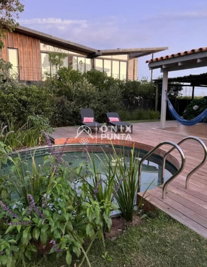 Casa ID.73 - Venta de casa amplia de construcción sólida sobre primera fila de Mar en La Juanita, José Ignacio