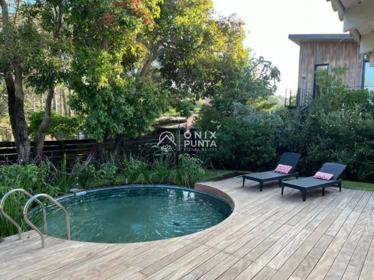 Casa ID.73 - Venta de casa amplia de construcción sólida sobre primera fila de Mar en La Juanita, José Ignacio