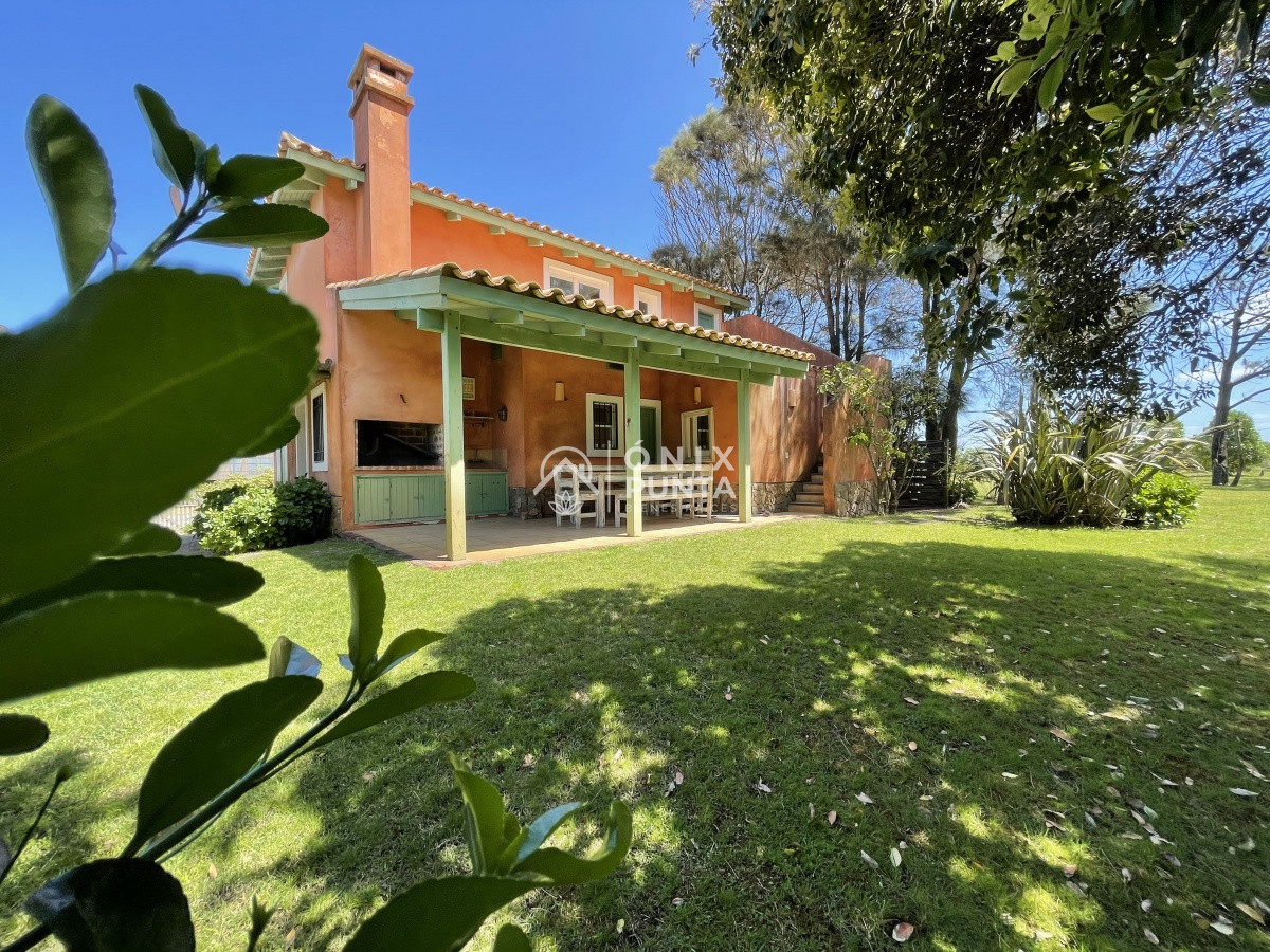 Casa ID.73 - Venta de casa amplia de construcción sólida sobre primera fila de Mar en La Juanita, José Ignacio