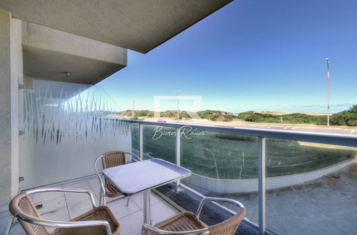 Apartamento ID.648 - Apartamento de 3 Dormitorios en Venta Primera Línea del Mar, Playa Brava Punta del Este