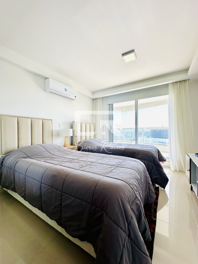 Apartamento ID.735 - Alquiler de temporada de apartamento en playa Brava de 2 dormitorios mas dependencia de servicio