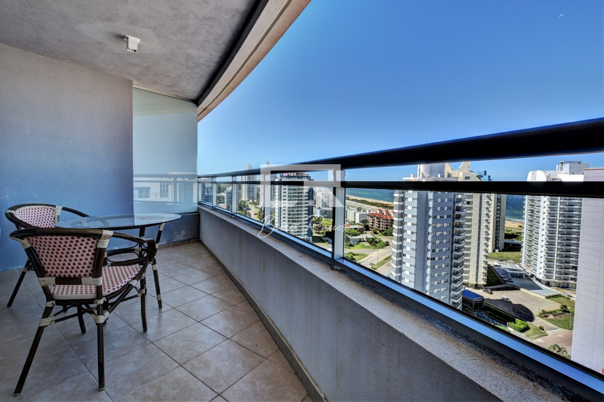 Apartamento ID.647 - Venta de apartamento moderno de tres dormitorios súper bien ubicado entre playas Brava y Mansa