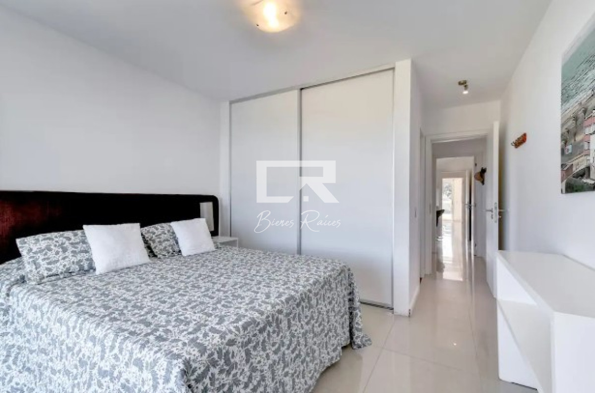 Apartamento ID.648 - Apartamento de 3 Dormitorios en Venta Primera Línea del Mar, Playa Brava Punta del Este