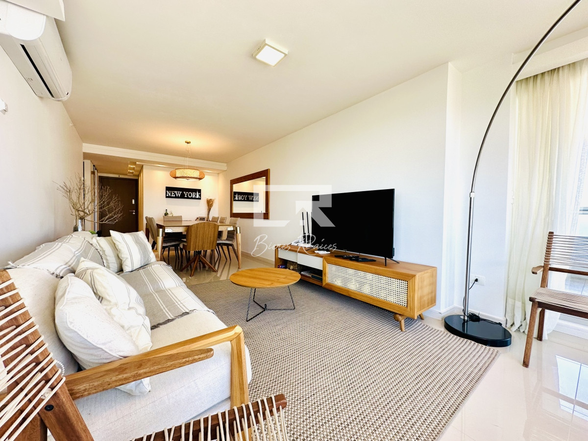 Apartamento ID.735 - Alquiler de temporada de apartamento en playa Brava de 2 dormitorios mas dependencia de servicio