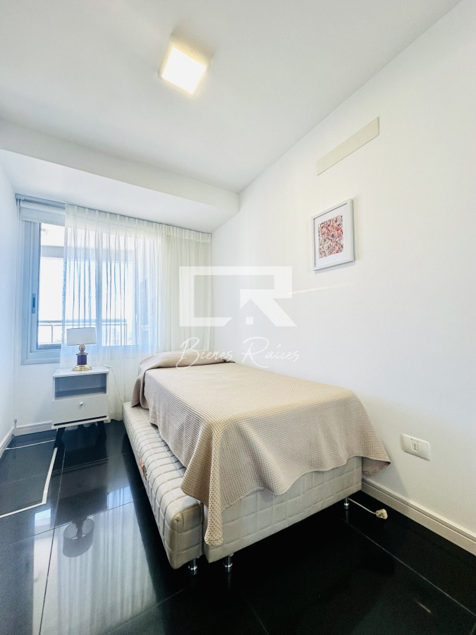 Apartamento ID.735 - Alquiler de temporada de apartamento en playa Brava de 2 dormitorios mas dependencia de servicio
