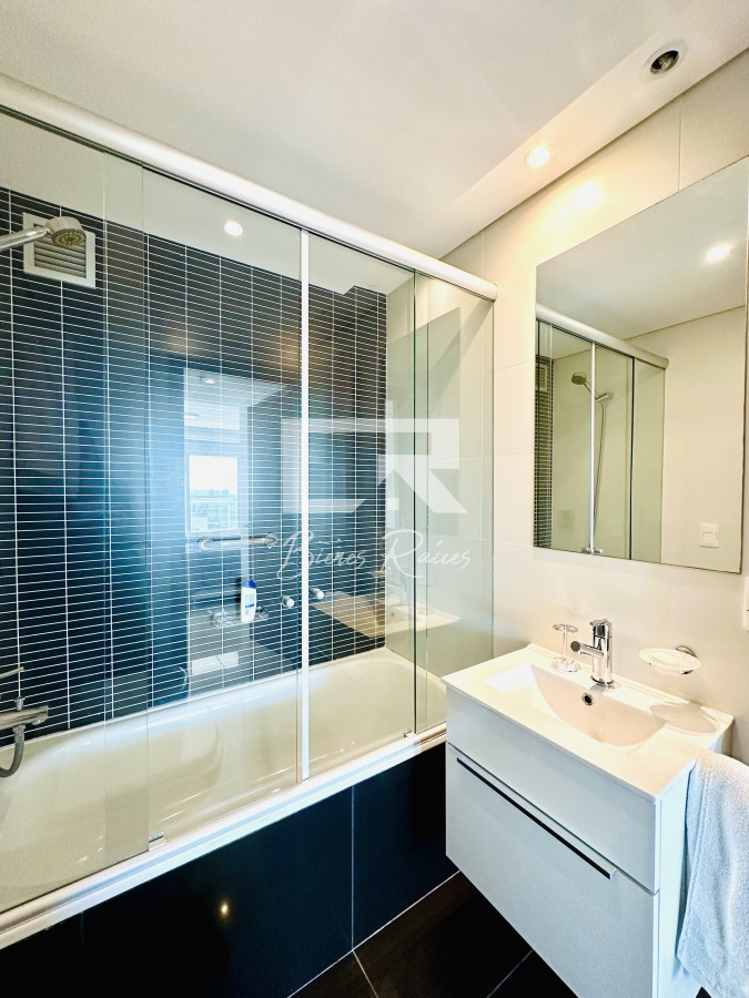 Apartamento ID.735 - Alquiler de temporada de apartamento en playa Brava de 2 dormitorios mas dependencia de servicio