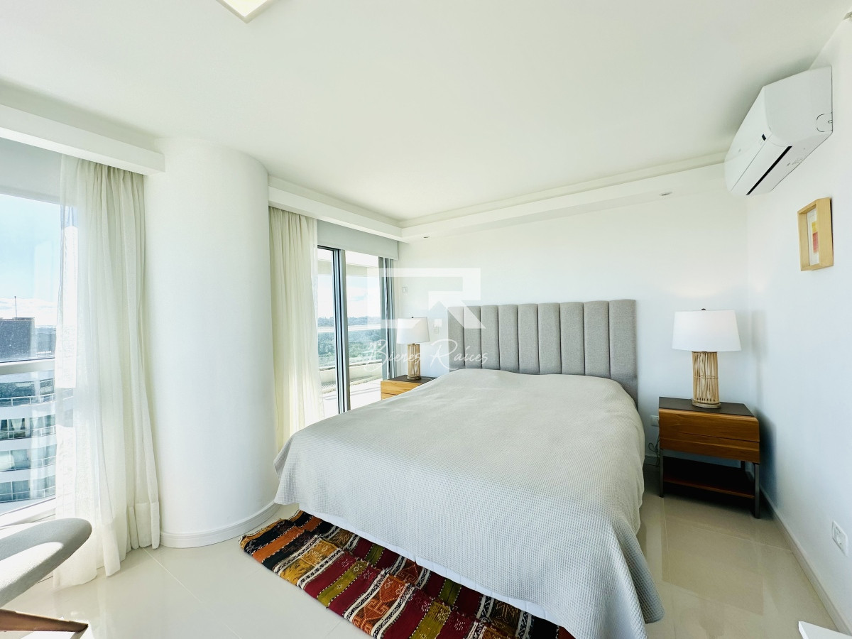 Apartamento ID.735 - Alquiler de temporada de apartamento en playa Brava de 2 dormitorios mas dependencia de servicio