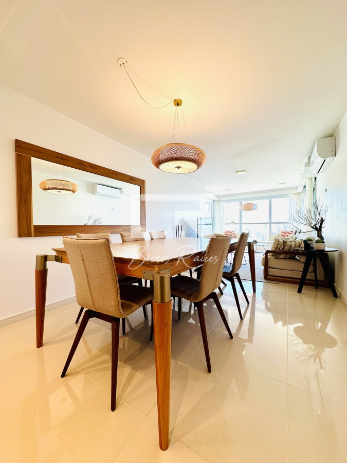 Apartamento ID.735 - Alquiler de temporada de apartamento en playa Brava de 2 dormitorios mas dependencia de servicio