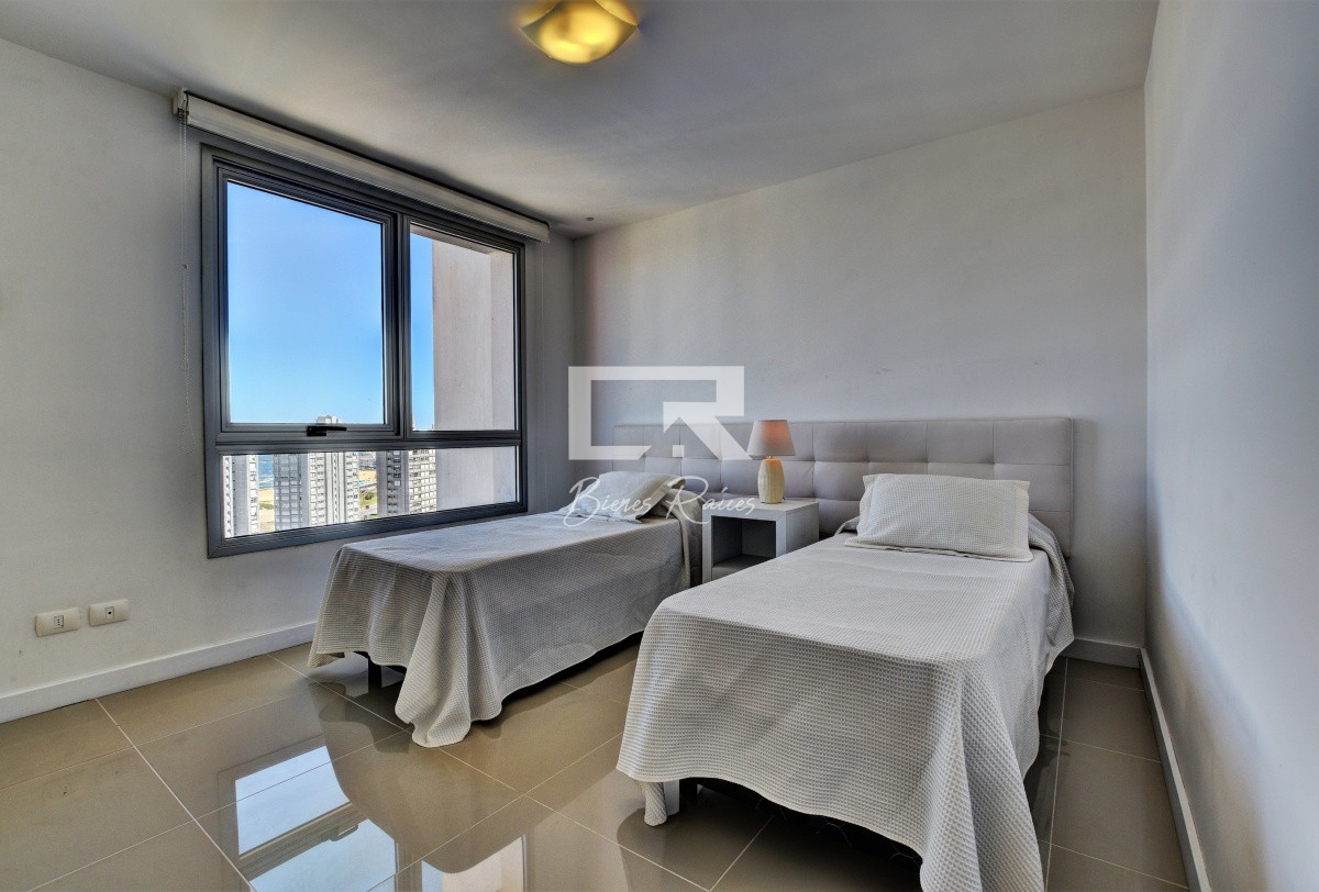 Apartamento ID.647 - Venta de apartamento moderno de tres dormitorios súper bien ubicado entre playas Brava y Mansa