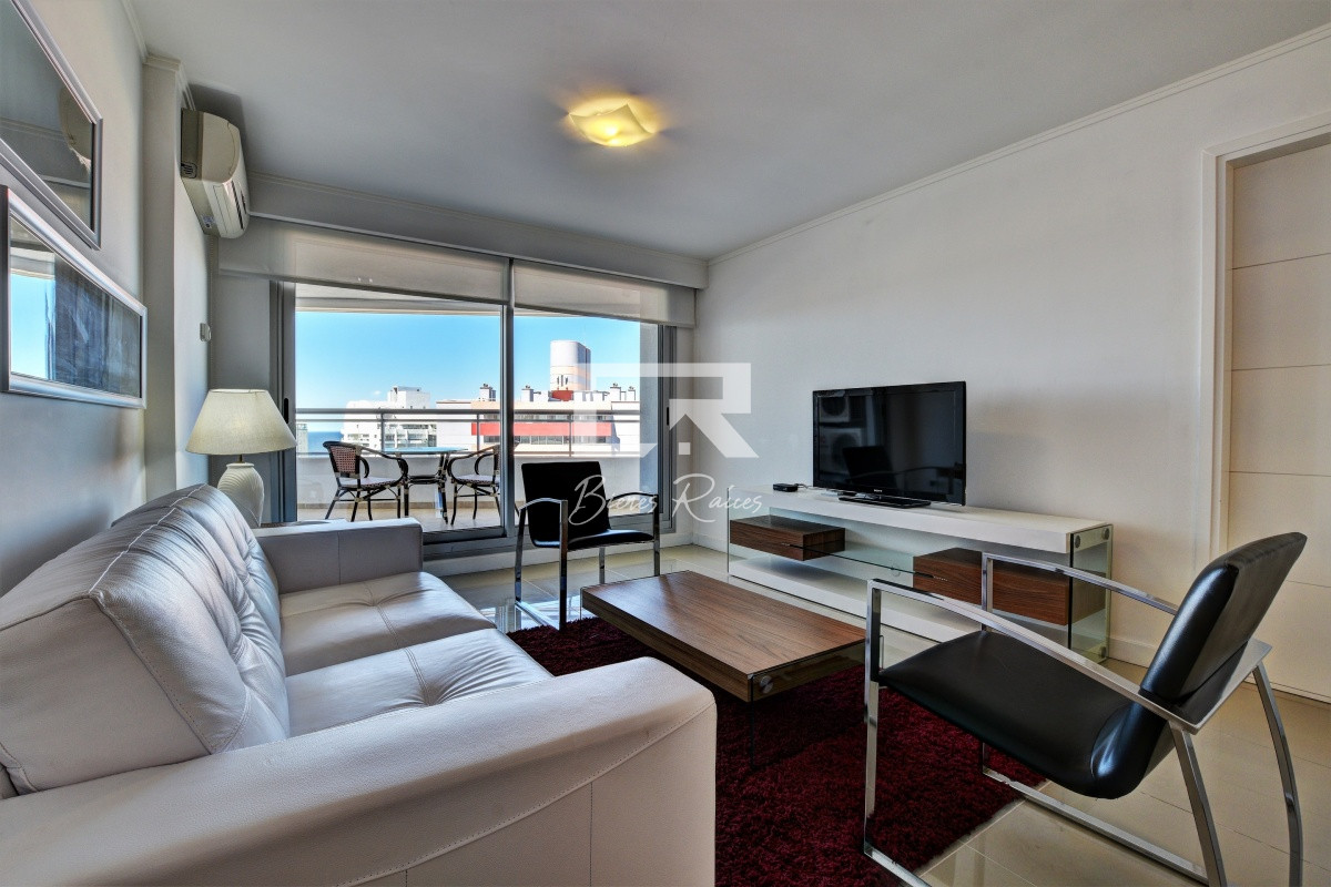 Apartamento ID.647 - Venta de apartamento moderno de tres dormitorios súper bien ubicado entre playas Brava y Mansa
