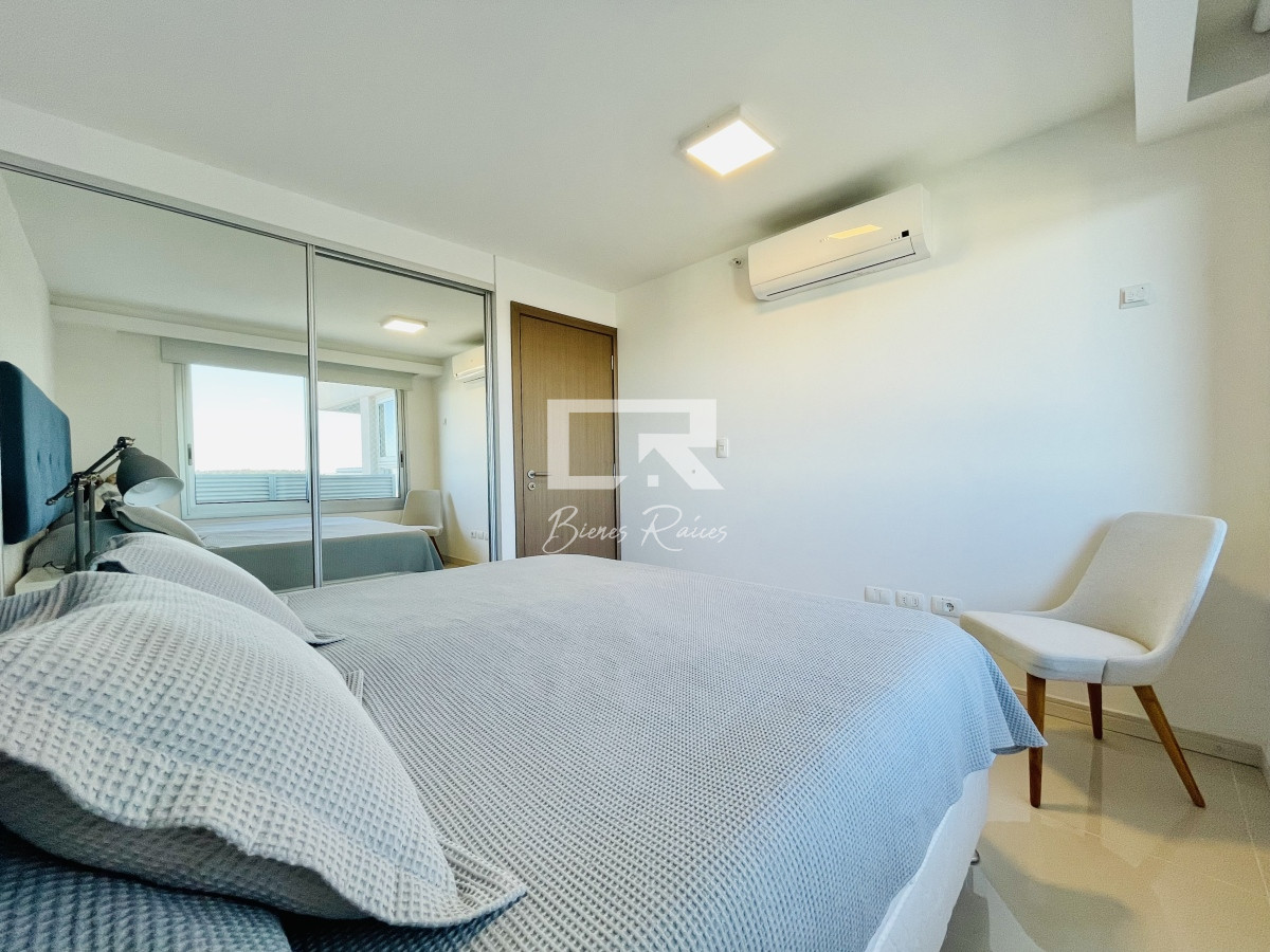 Apartamento ID.686 - Alquiler temporario de apartamento piso alto de tres dormitorios más dependencia en playa Brava, Punta del este 