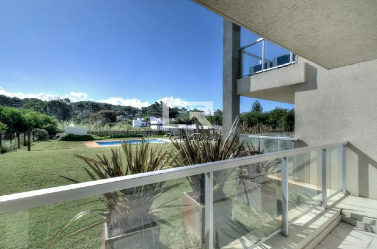 Apartamento ID.648 - Apartamento de 3 Dormitorios en Venta Primera Línea del Mar, Playa Brava Punta del Este