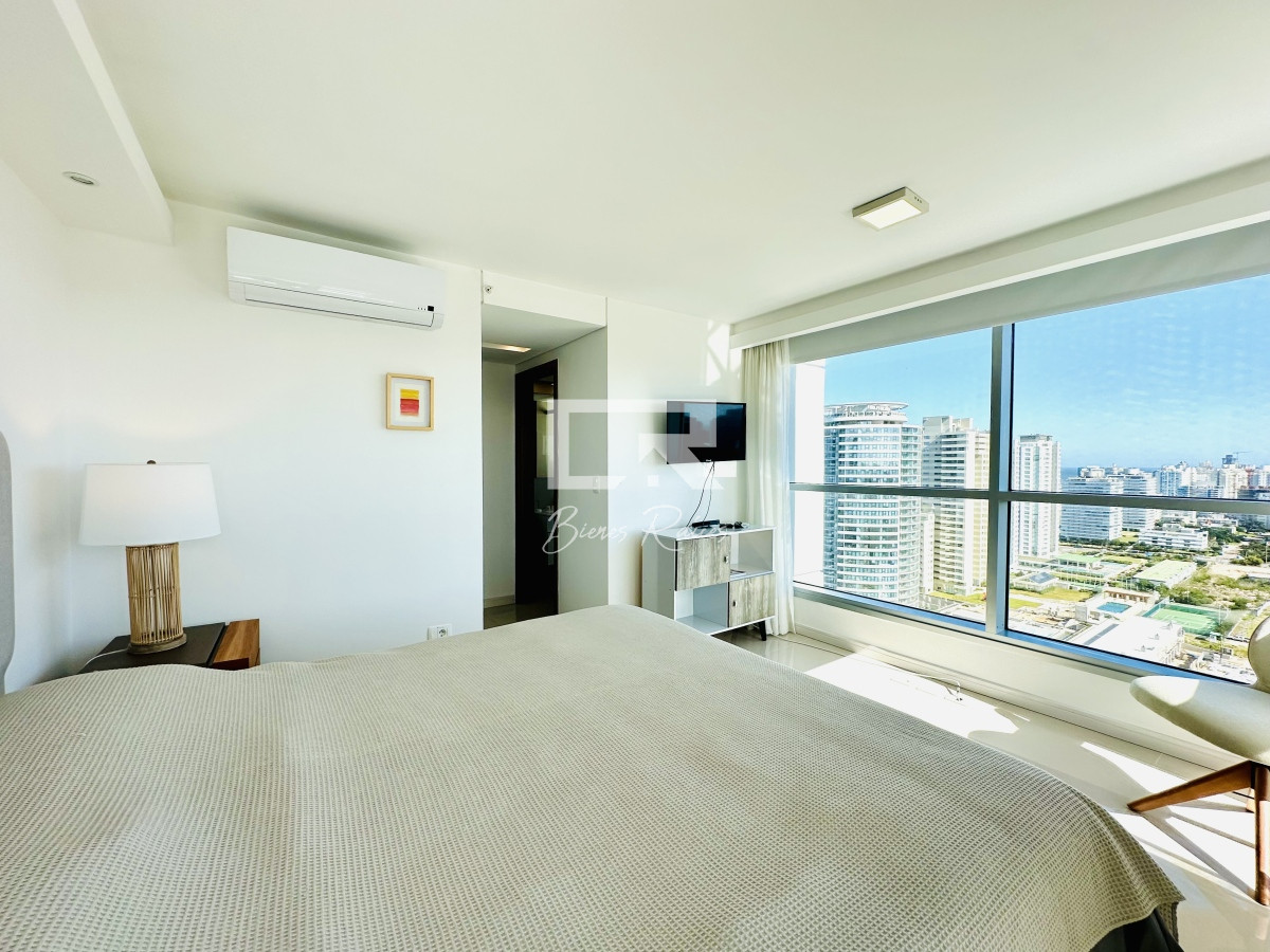 Apartamento ID.735 - Alquiler de temporada de apartamento en playa Brava de 2 dormitorios mas dependencia de servicio