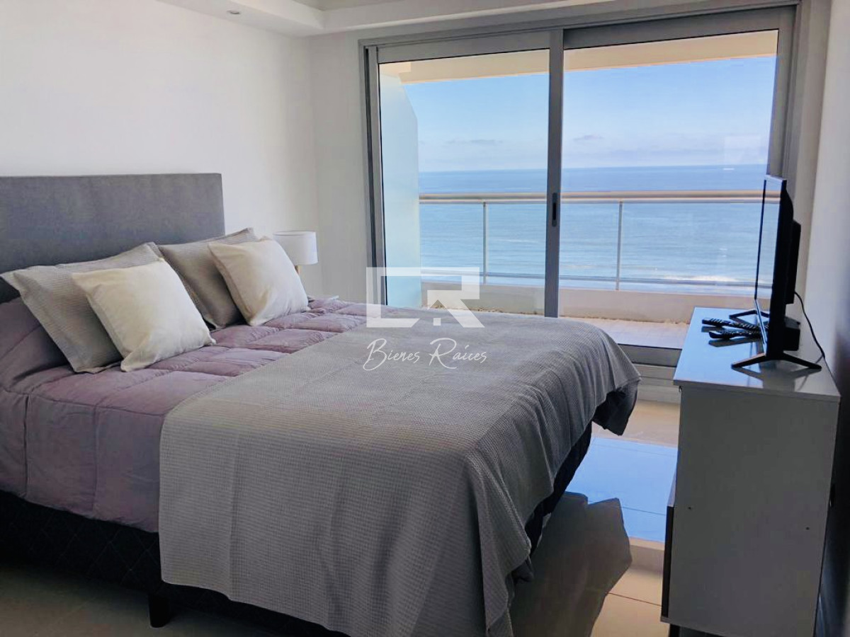 Apartamento ID.427 - Venta y Alquiler temporario de apartamento de dos dormitorios con parrillero de uso exclusivo, Playa Brava, Punta del Este