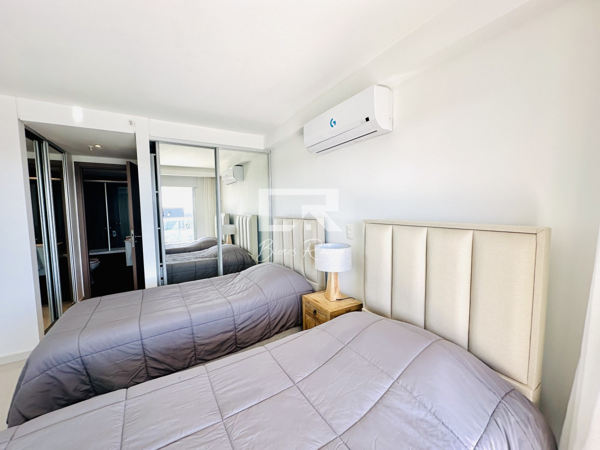 Apartamento ID.735 - Alquiler de temporada de apartamento en playa Brava de 2 dormitorios mas dependencia de servicio