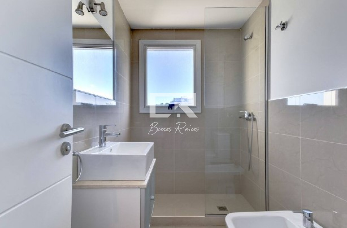 Apartamento ID.648 - Apartamento de 3 Dormitorios en Venta Primera Línea del Mar, Playa Brava Punta del Este