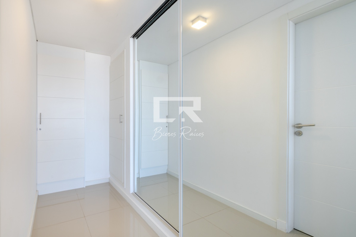 Apartamento ID.652 - Apartamento de 2 Dormitorios en Playa Brava con Vista al Mar - Venta