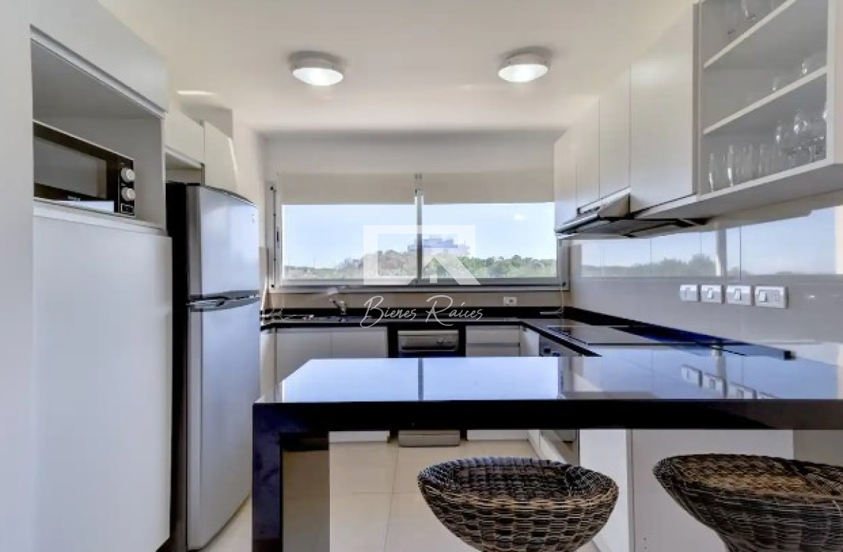 Apartamento ID.648 - Apartamento de 3 Dormitorios en Venta Primera Línea del Mar, Playa Brava Punta del Este
