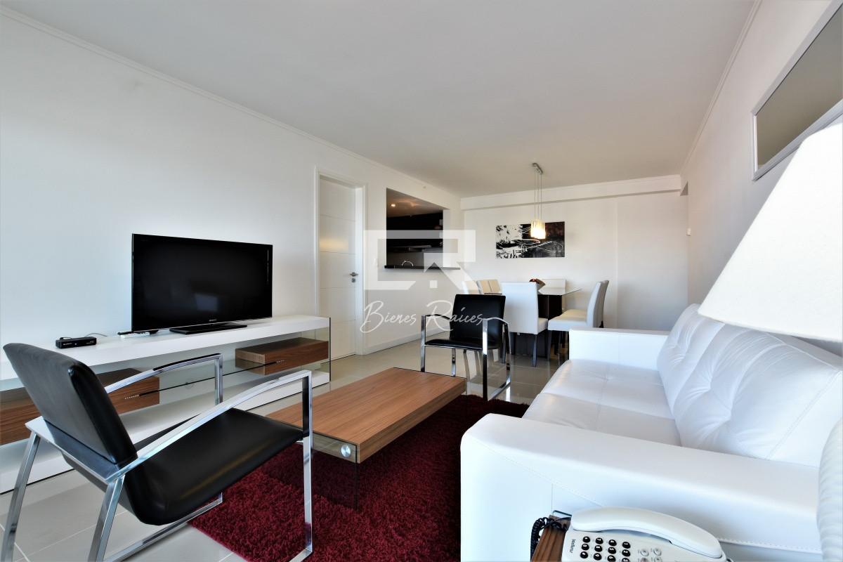 Apartamento ID.647 - Venta de apartamento moderno de tres dormitorios súper bien ubicado entre playas Brava y Mansa