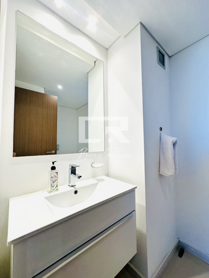 Apartamento ID.735 - Alquiler de temporada de apartamento en playa Brava de 2 dormitorios mas dependencia de servicio