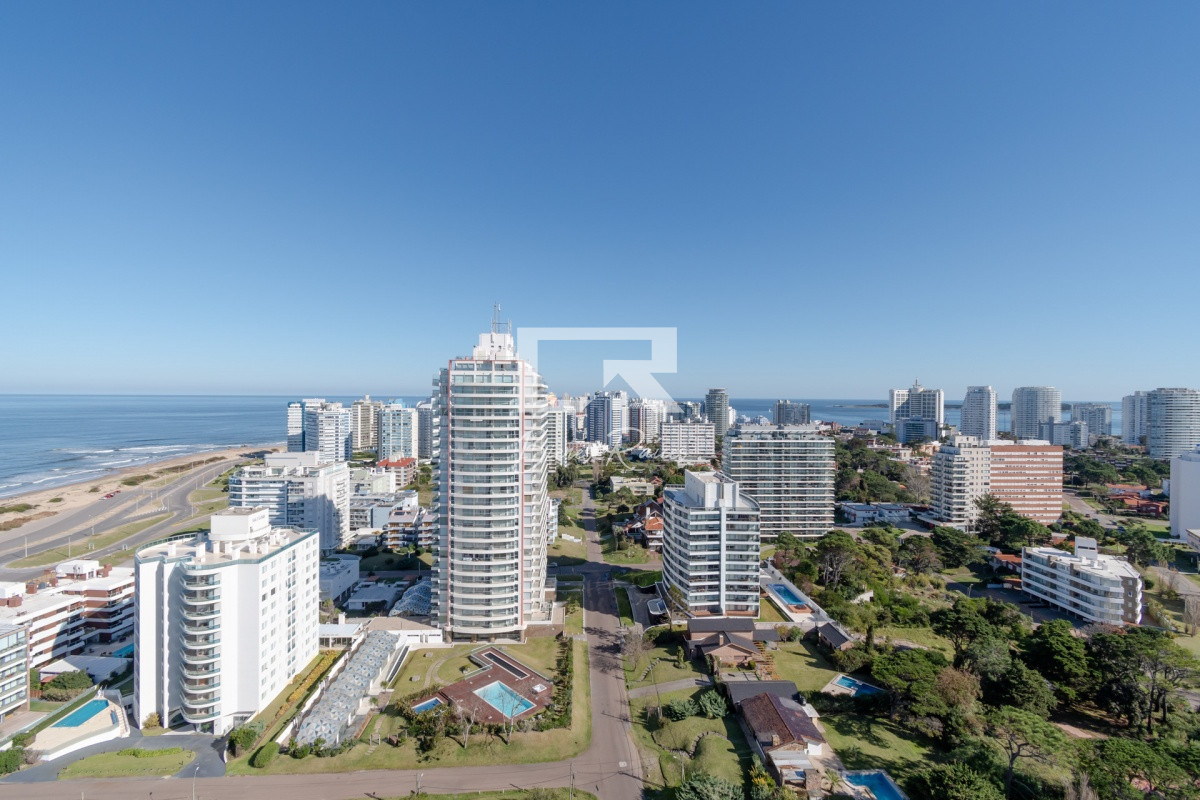 Apartamento ID.652 - Apartamento de 2 Dormitorios en Playa Brava con Vista al Mar - Venta