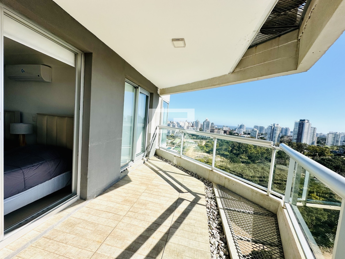 Apartamento ID.735 - Alquiler de temporada de apartamento en playa Brava de 2 dormitorios mas dependencia de servicio