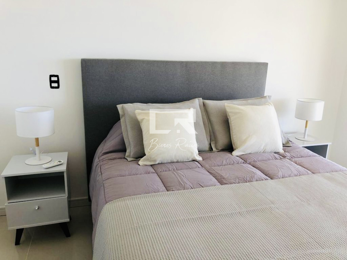 Apartamento ID.427 - Venta y Alquiler temporario de apartamento de dos dormitorios con parrillero de uso exclusivo, Playa Brava, Punta del Este